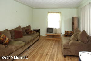 711 Betterly, Springfield, MI 49037 photo 3