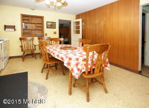 711 Betterly, Springfield, MI 49037 photo 8