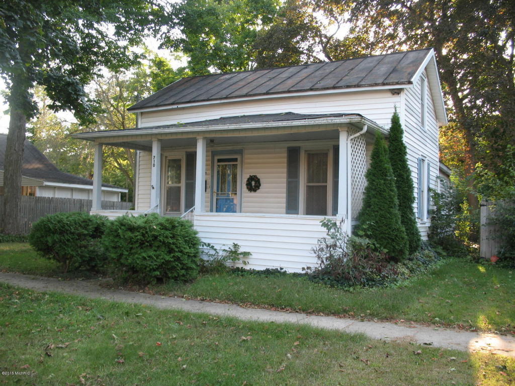 710 Elm St, Three Rivers, MI 49093 photo 2