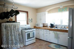 215 E State St, Grant, MI 49327 photo 4