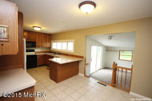 931 Beech St, Lowell, MI 49331 photo 3