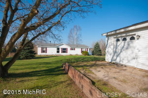 3755 E Shore Dr, Stanton, MI 48888 photo 4