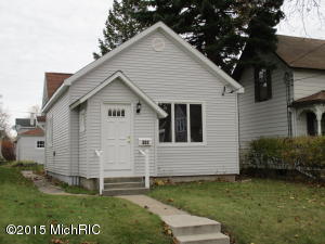 302 Fourth St, Manistee, MI 49660 photo 1