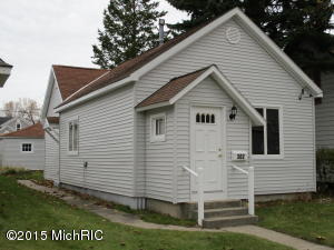 302 Fourth St, Manistee, MI 49660 photo 2