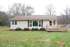136 4th St, Plainwell, MI 49080 photo 2