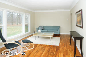 136 4th St, Plainwell, MI 49080 photo 3