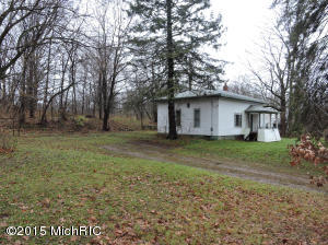 819 Grindle Dr, Lowell, MI 49331 photo 1
