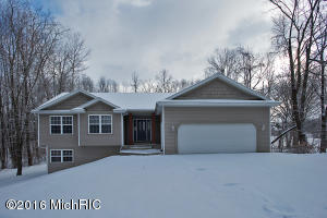 239 Golfview Dr, Plainwell, MI 49080 photo 1