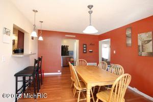 124 Amity St, Lowell, MI 49331 photo 5