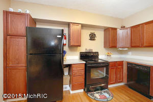 124 Amity St, Lowell, MI 49331 photo 4