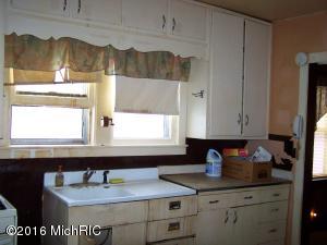 75 10th St, Plainwell, MI 49080 photo 5