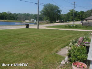 1413 James St, White Cloud, MI 49349 photo 2