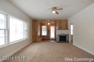817 S Broas St, Belding, MI 48809 photo 4