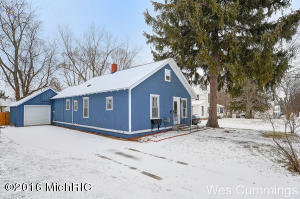 817 S Broas St, Belding, MI 48809 photo 2