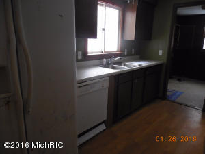 320 Pine Tree Dr, Farwell, MI 48622 photo 2