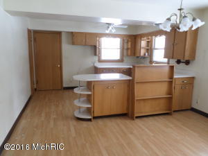 102 Chippewa St, Buchanan, MI 49107 photo 3