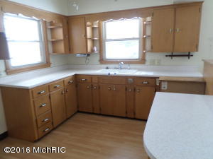 102 Chippewa St, Buchanan, MI 49107 photo 2