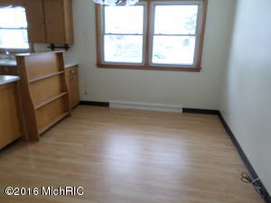 102 Chippewa St, Buchanan, MI 49107 photo 4