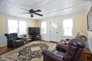 566 6th St, Plainwell, MI 49080 photo 9