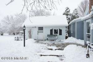 566 6th St, Plainwell, MI 49080 photo 4