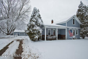 566 6th St, Plainwell, MI 49080 photo 2