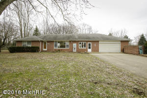 434 12th St, Plainwell, MI 49080 photo 2