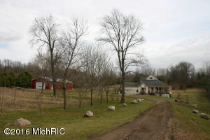 71 2nd St, Plainwell, MI 49080 photo 3