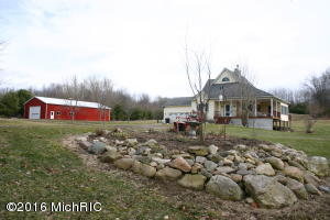 71 2nd St, Plainwell, MI 49080 photo 1
