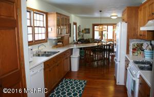71 2nd St, Plainwell, MI 49080 photo 5