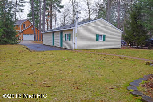 6833 E Carrigan Dr, Newaygo, MI 49337 photo 2
