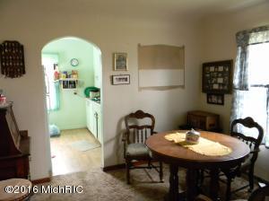559 10th St, Plainwell, MI 49080 photo 5