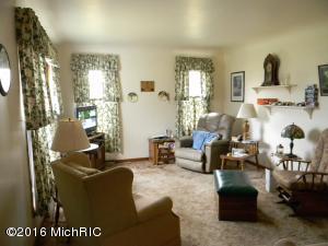 559 10th St, Plainwell, MI 49080 photo 4