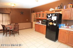 110 Peachtree St, Constantine, MI 49042 photo 6