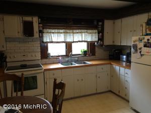 512 E Bridge St, Plainwell, MI 49080 photo 2