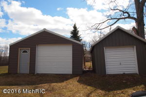 304 E Gilbert St, Leroy, MI 49655 photo 2