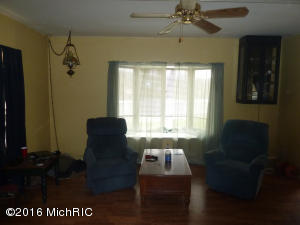 86 State St, Newaygo, MI 49337 photo 5