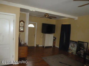 86 State St, Newaygo, MI 49337 photo 4