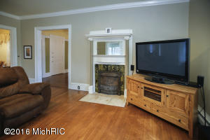 310 E Brg, Plainwell, MI 49080 photo 5