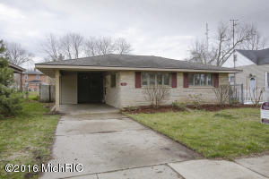 402 S Hooker, Three Rivers, MI 49093 photo 2