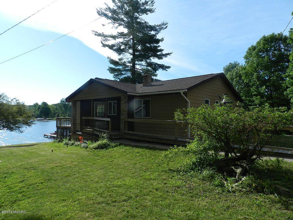 5584 Maple St, Newaygo, MI 49337 photo 1