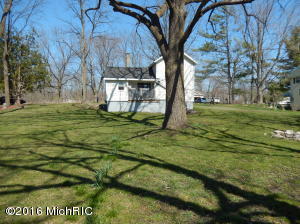 84 E Jefferson, Newaygo, MI 49337 photo 3