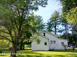 532 E 8th St, White Cloud, MI 49349 photo 6