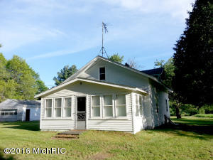 532 E 8th St, White Cloud, MI 49349 photo 1