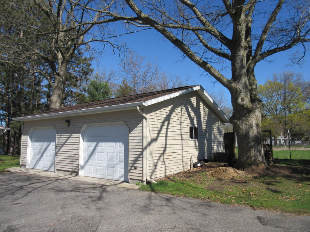 831 Lou Anne St, Stanton, MI 48888 photo 2