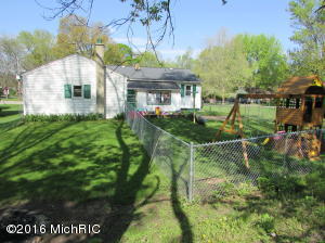 325 Jersey St, Plainwell, MI 49080 photo 3