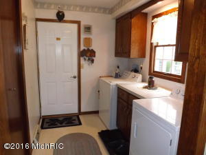 321 S 2nd St, Edmore, MI 48829 photo 8