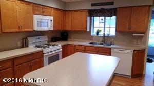 610 E River St, Whitehall, MI 49461 photo 9