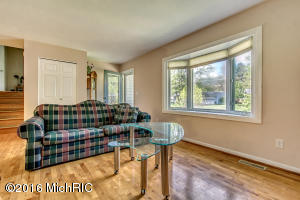552 Cosmopolitan, Marshall, MI 49068 photo 3