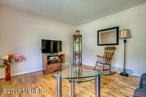 552 Cosmopolitan, Marshall, MI 49068 photo 4