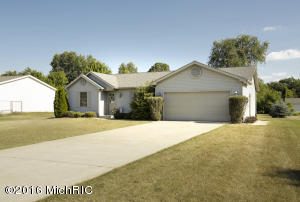 1313 Alivia Dr, Plainwell, MI 49080 photo 2
